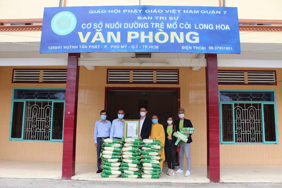 Công ty Cổ phần Táo vàng toàn cầu tiếp sức 2 tấn gạo cho hành trình "Hạt gạo nghĩa tình"