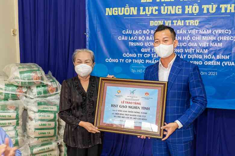 Ông Trần Quốc Phúc – Phó Chủ Tịch Tổ Chức Kỷ Lục Người Việt Toàn Cầu trao tặng bảng tượng trưng 5 tấn gạo Thần Nông Xanh cho đại diện Hội Bảo trợ người khuyết tật và trẻ mồ côi TP. HCM