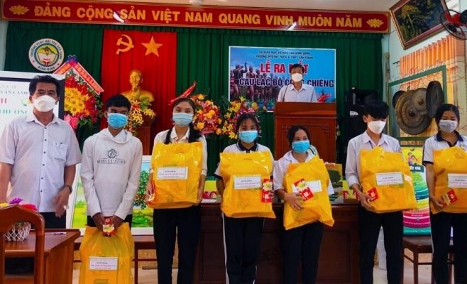 Táo Vàng tặng quà cho học sinh trường THCS và THPT Vân Canh