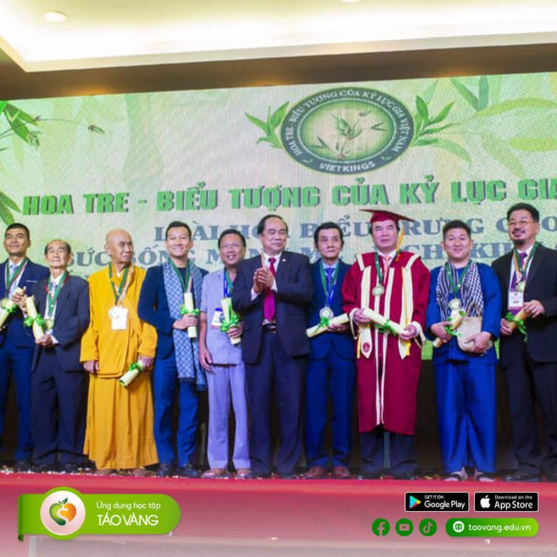 Kỷ lục gia Trần Quốc Phúc đón nhận huy chương danh dự “Hoa Tre”của Hội kỷ lục Việt Nam